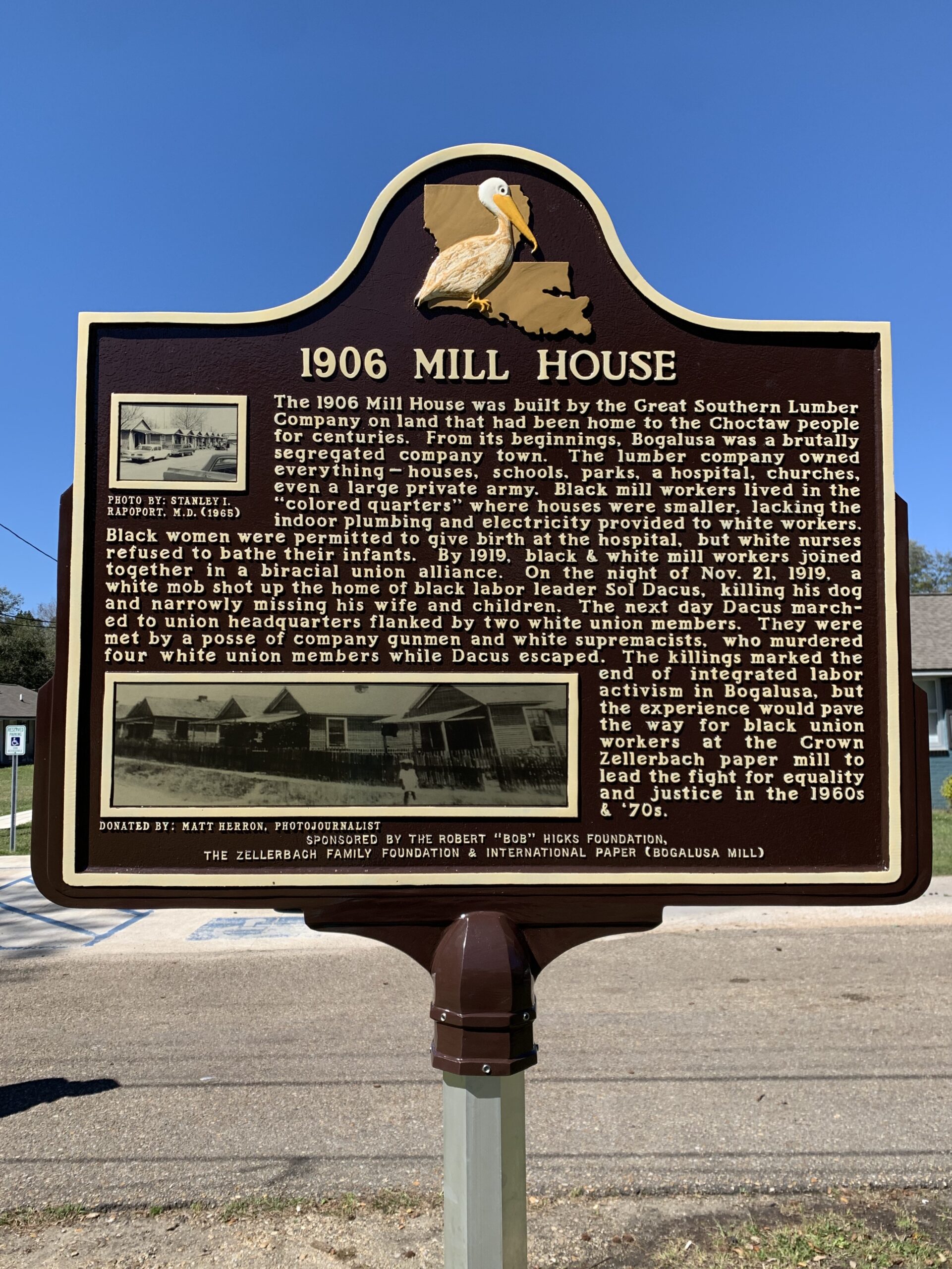 Back of 1906 Mill House historic marker with text describing the history of segregated mill houses in Bogalusa, Louisiana